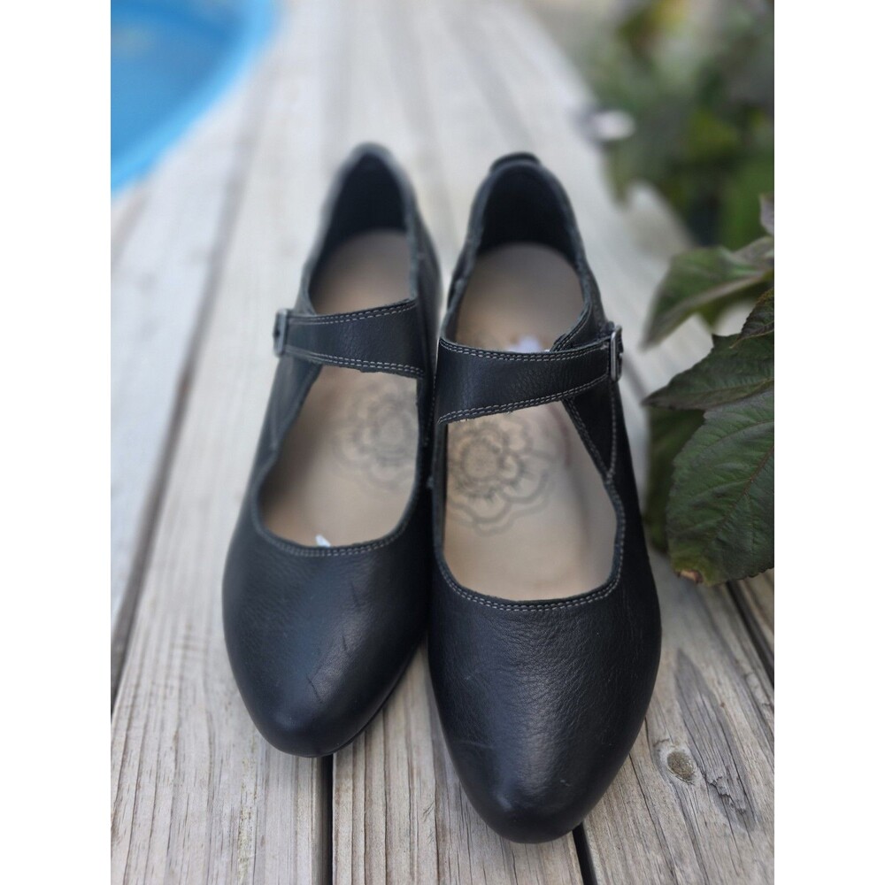 Women's Black Leather Taos Mary Jane Pumps Size 10